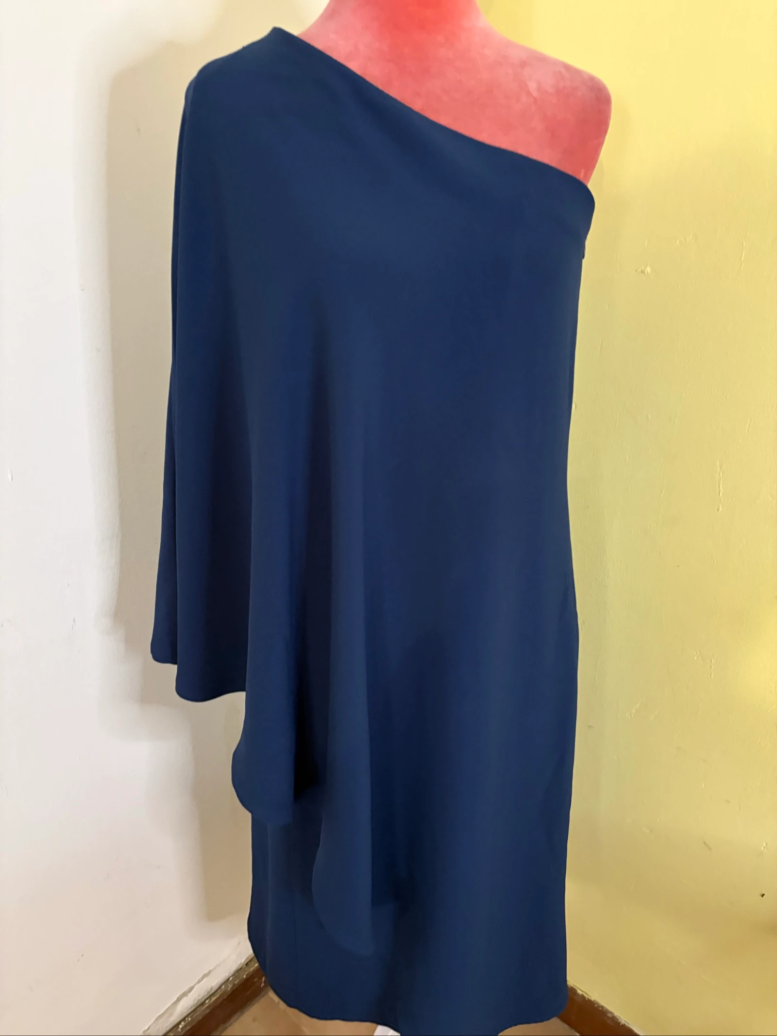 Robe Midi Bleu Marine Une Épaule avec Manche Asymétrique Enveloppante – photo 2